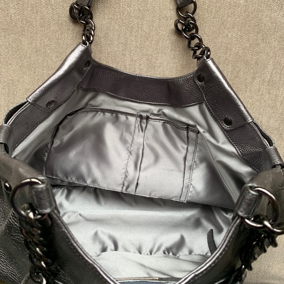 🎉HP! 🤩 EUC: Kenneth Cole silver handbag - Picture 8 of 12